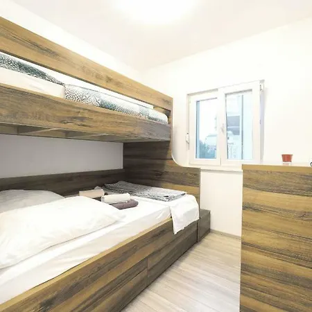 Vila Vodice *